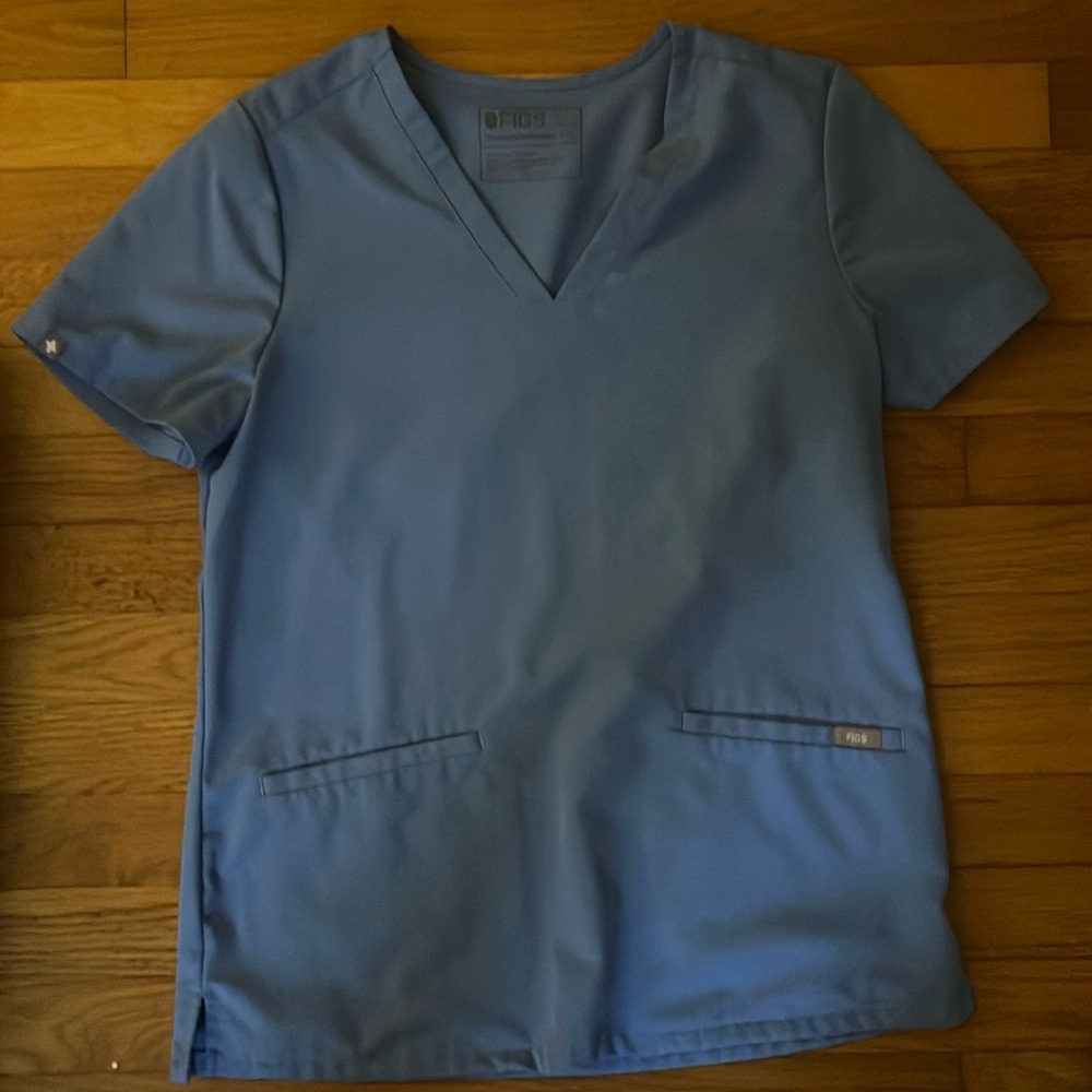 Figs scrub top with double front pockets